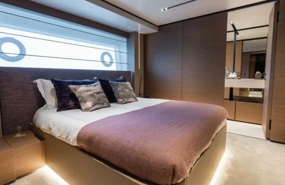 Queen J III - Image 9