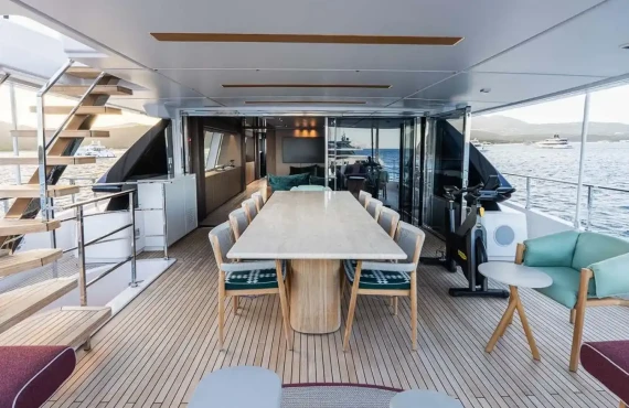 Queen J III - Image 17