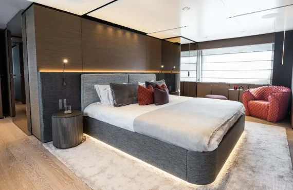 Queen J III - Image 7