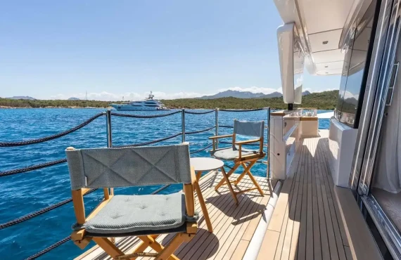 Queen J III - Image 18