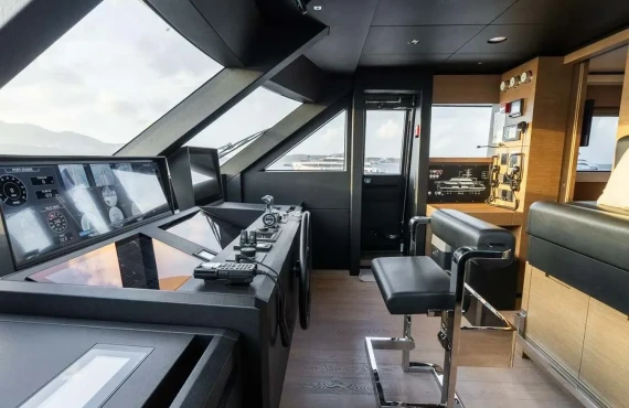 Queen J III - Image 15