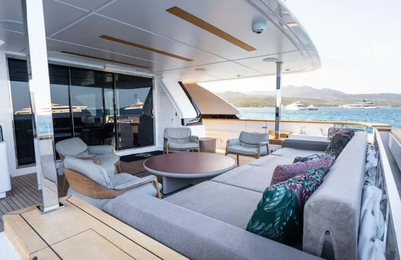 Queen J III - Image 16