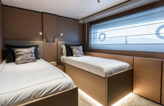 Queen J III - Image 10