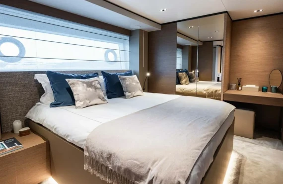 Queen J III - Image 8