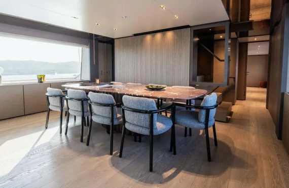 Queen J III - Image 6