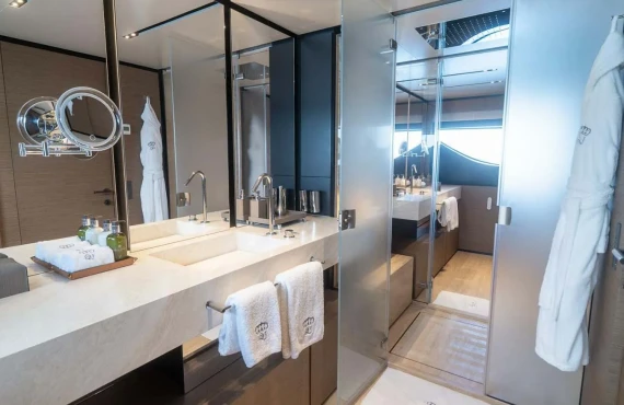 Queen J III - Image 13