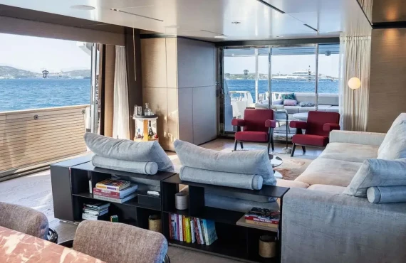 Queen J III - Image 4