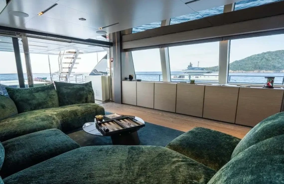 Queen J III - Image 11