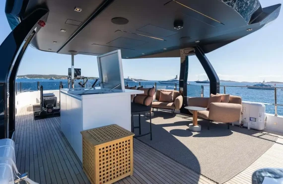 Queen J III - Image 19