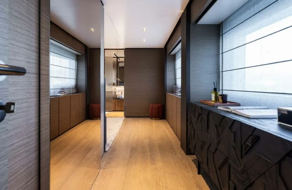 Queen J III - Image 14