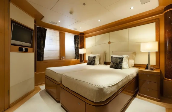 Red Sapphire - Image 9