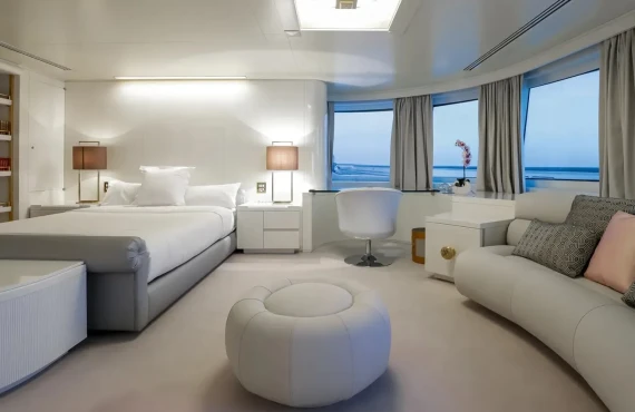 Lady Moura - Image 7