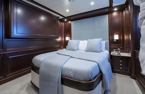 Elena Nueve - Image 9