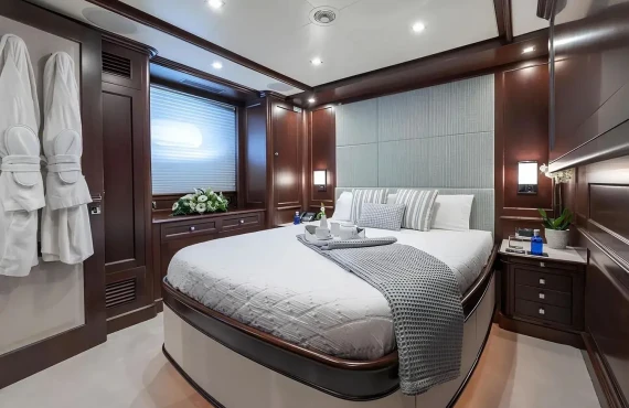 Elena Nueve - Image 8